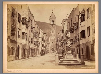 Straatgezicht in Sterzing met op de achtergrond de Wölferturm Strasse in Sterzing (titel op object), RP-F-F02181