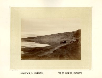 Strand med båt ved elven i Kautokeino - Norsk folkemuseum - NF.15006-015