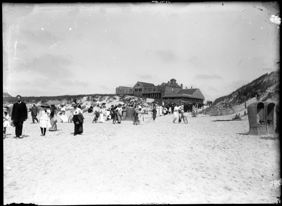 Strandafgang Zeeweg, gezien vanaf het strand, met in het verschiet hotel Nassau Bergen - Regionaal Archief Alkmaar - FO1400114