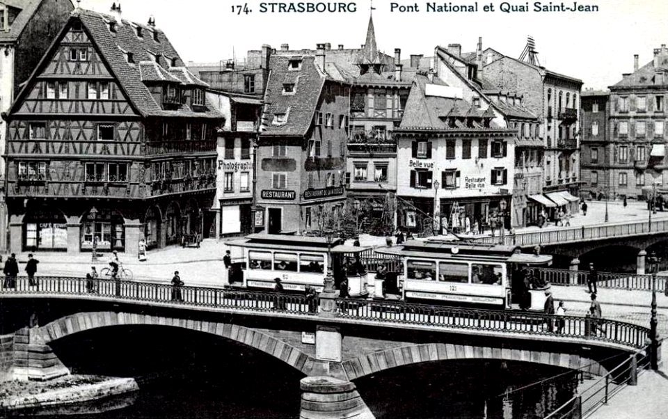 Strasbourg (67), motrice n° 121 avec remorque sur le pont National