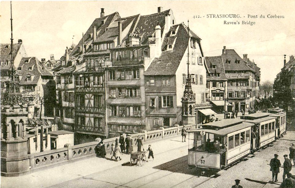 Strasbourg (67), tramway de la ligne 6 sur le pont du Corbeau