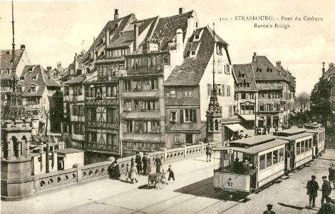 Strasbourg (67), tramway de la ligne 6 sur le pont du Corbeau
