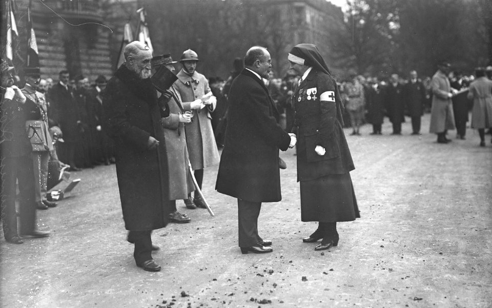 Strasbourg, 20-11-21, M. Barthou décore de la légion d'honneur la marquise (Agnès de) Loÿs-Chandieu - (photographie de presse) - (Agence Rol)