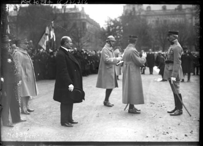 Strasbourg, 20-11-21, (le) général de Boissieu (décore un) cdt (en présence de) M. Barthou - (photographie de presse) - (Agence Rol)