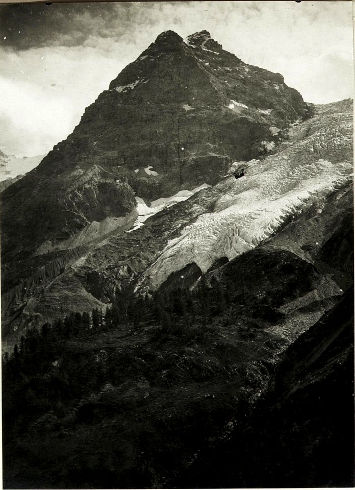 Strandpunkt Ortlerstraße, Vordere Madatschspitze 3101 mit der Seilbahn Trafoi-Franzenshöhe. (BildID 15423714)