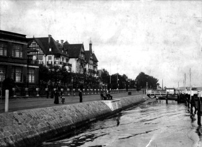 Strandweg mit Kruppschen Logierhaus (später Institut für Weltwirtschaft) (Kiel 49.388)