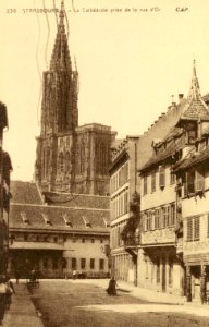 Strasbourg-La cathédrale prise de la rue d'Or