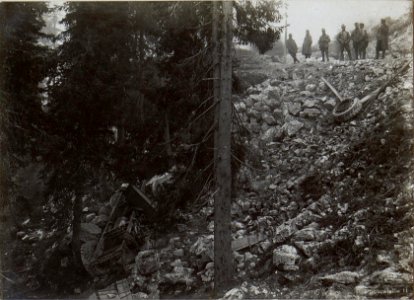 Strasse gegen Malga Mulo. Abgestürztes Munitionsauto.16-VI.1918. (BildID 15645591)