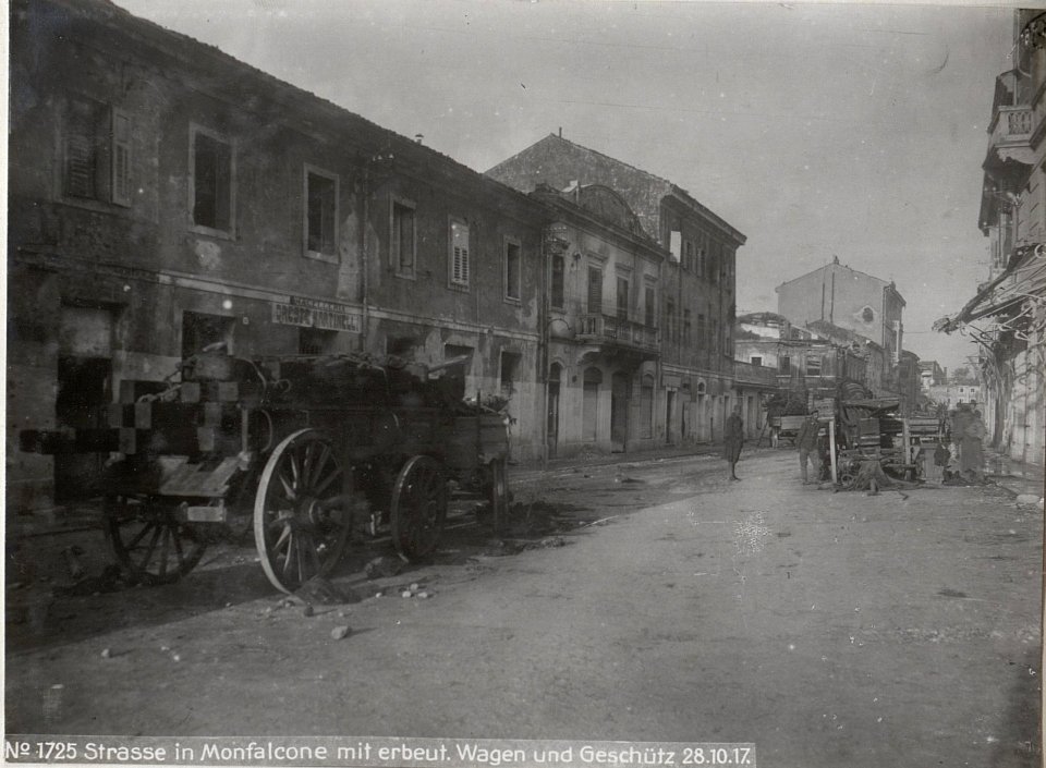 Strasse in Monfalcone mit erbeut.Wagen und Geschütz 28.10.17. (BildID 15608502)