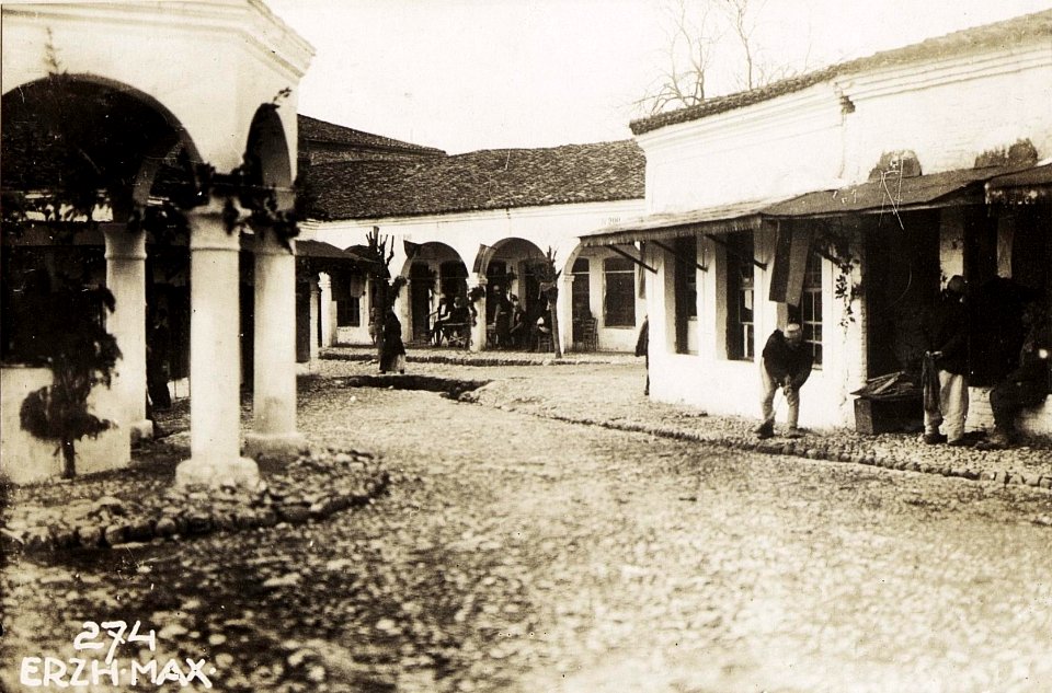 Strasse mit Brunnen in Tirana. (BildID 15571743)