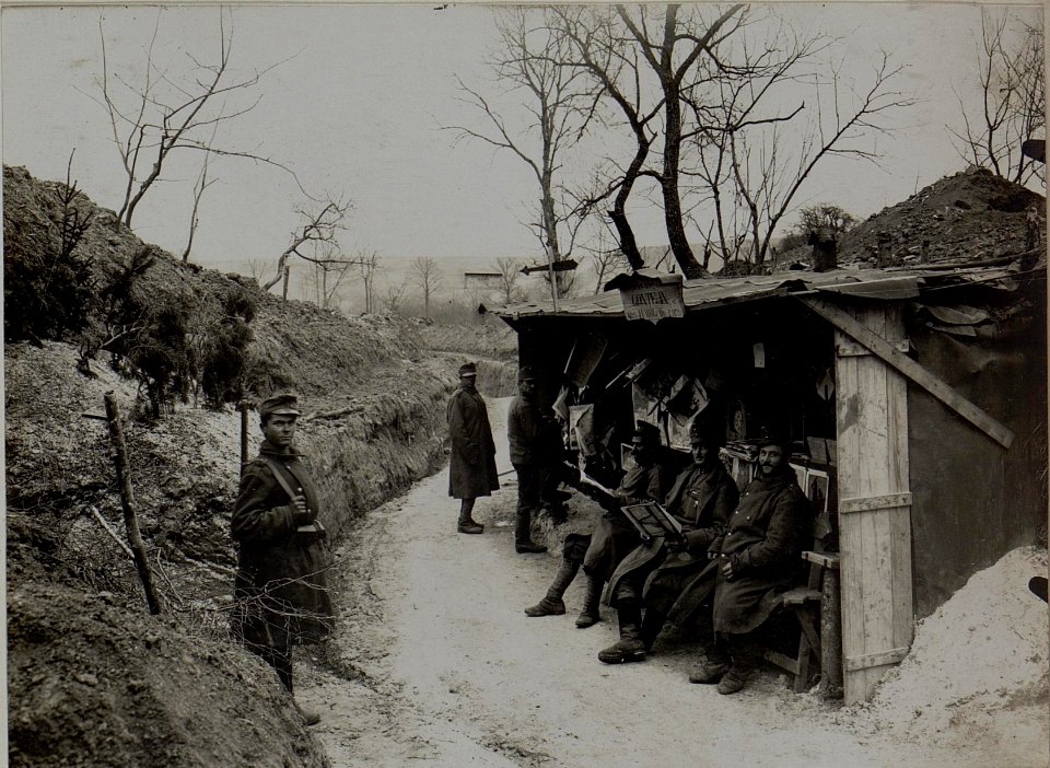 Strasse des F.J.Baons Nro.28. Erbaut vom F.J.Baon Nro.28. Aufgenommen in LOPUSZNO am 29.II.1916. (BildID 15454195)