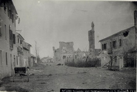 Strasse mit Kirchenruine in S.Michele 7.1.18. (BildID 15613914)