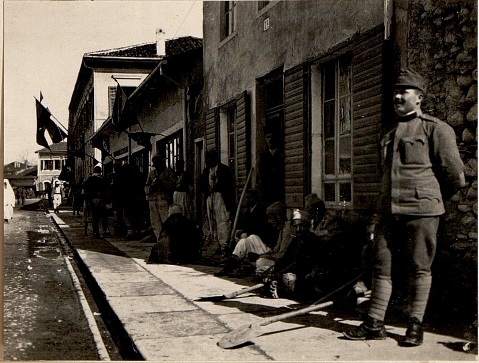 Strassenbild. Aufgenommen in Skutari am 14. März 1916. (BildID 15533130)