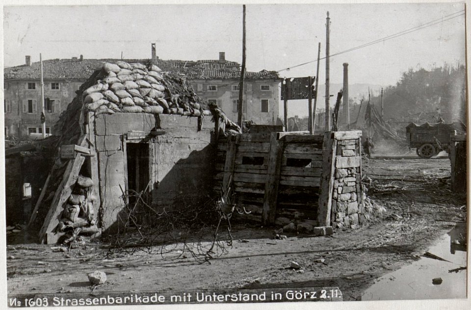 Strassenbarikade mit Unterstand in Görz 2.11.-- (BildID 15607648)