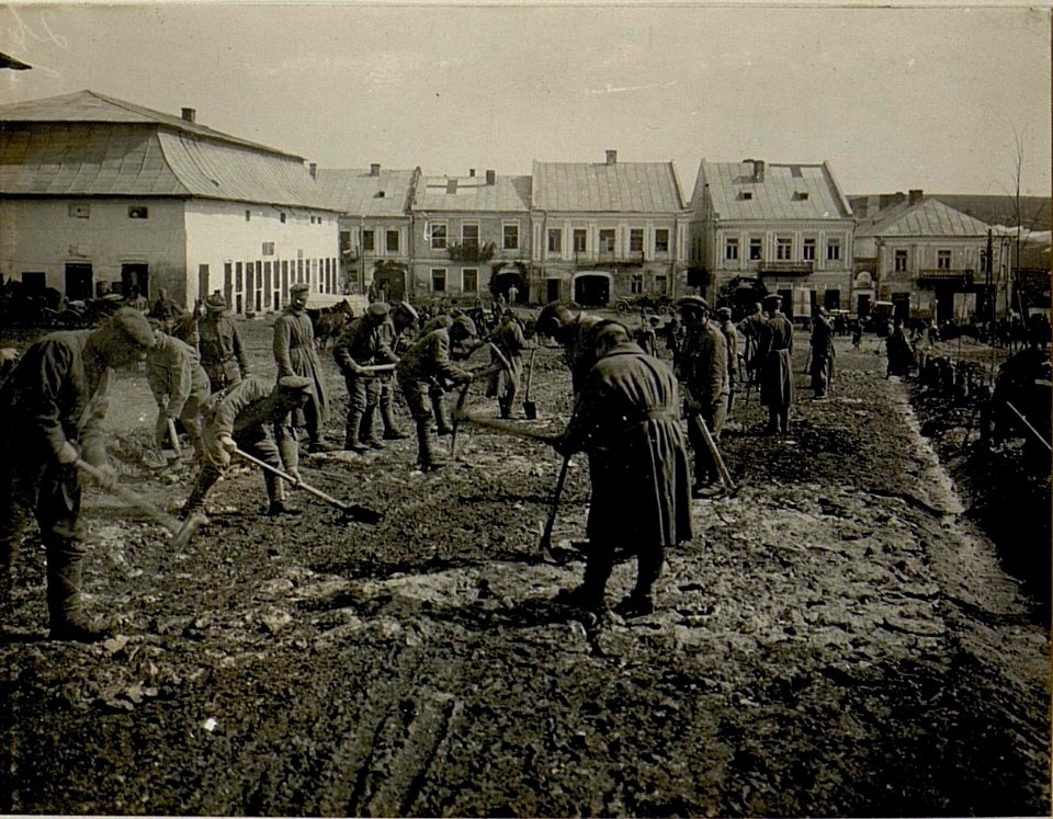 Strassenausbesserung in Podhajce. (BildID 15523100)
