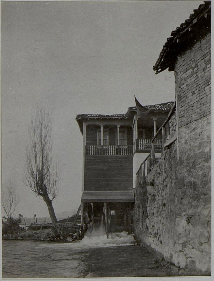Strassenscenen in Mitrovica. Aufgenommen im Jänner 1916. (BildID 15454517) photo