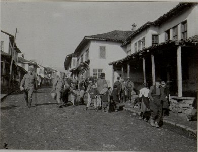 Strassenscenen in Mitrovica. Aufgenommen im Jänner 1916. (BildID 15454496)