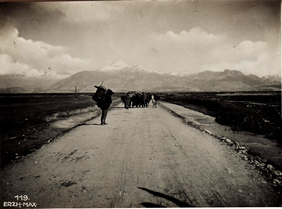 Strasse mit Albanertypen. (BildID 15572930)