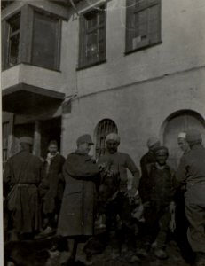 Strassenscenen in Mitrovica. Aufgenommen im Jänner 1916. (BildID 15454559)