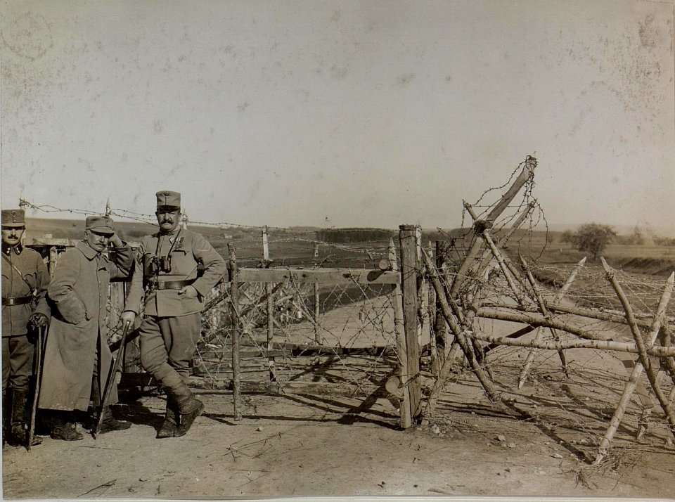 Strassensperre gegen den Südausgang von Podluze, die Sperrforts von Dubno im Hintergrund. Das Tor wurde von Offiziers-Stellvertreter Weinguni von der Regimentspionierabteilung V des 84.Infanterieregim (BildID 15442405)