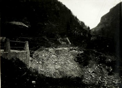 Strassensperre und zerstörte Brücke vor Moline di Souramonte. (BildID 15429749)