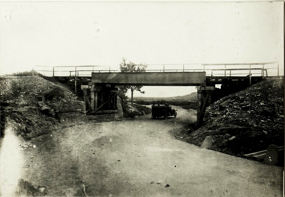 Strassenüberfahrung mit gesprengten Widerlagern bei Station Lubience. (BildID 15430743)