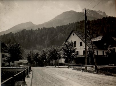 Strassenbeleuchtung Kronau mit Freileitung, zugehörig zum Elektrowerk Kronau. Aufgenommen am 25. Mai 1916. (BildID 15475818)