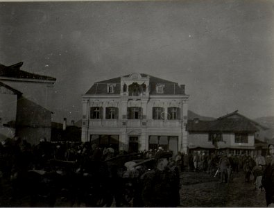 Strassenscenen in Mitrovica. Aufgenommen im Jänner 1916. (BildID 15454524)
