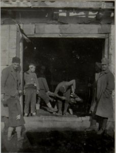 Strassenscenen in Mitrovica. Aufgenommen im Jänner 1916. (BildID 15454538)