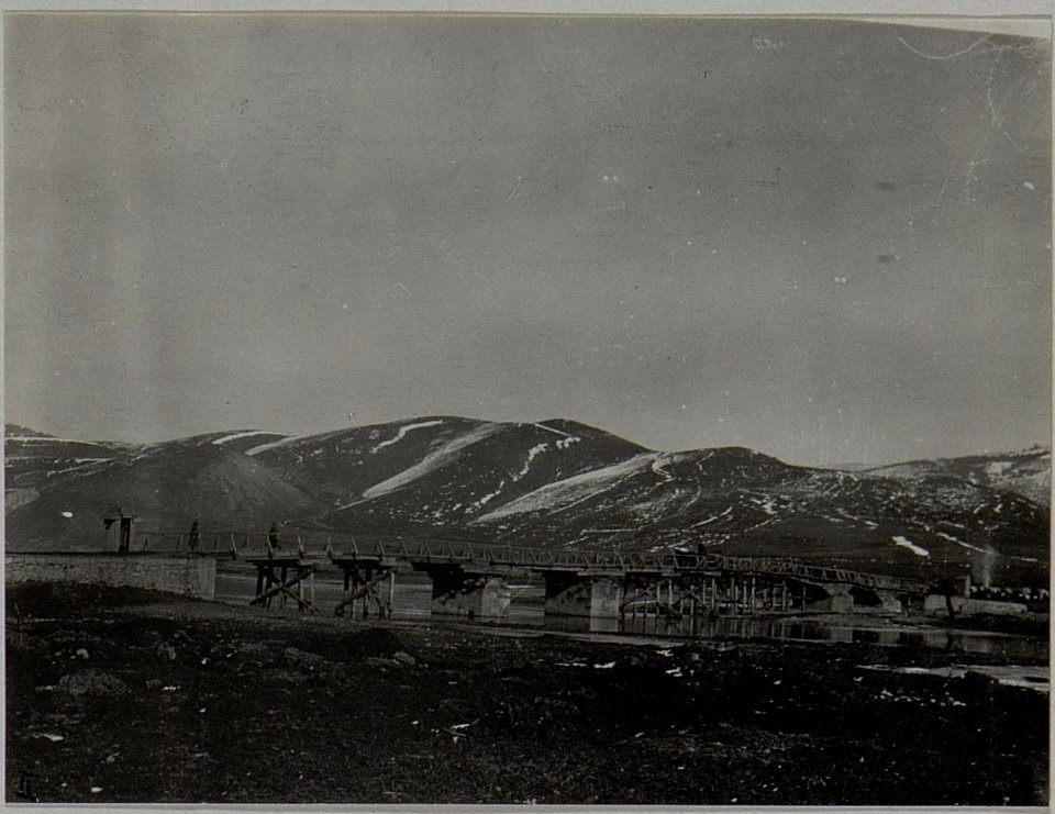 Strassenscenen in Mitrovica. Aufgenommen im Jänner 1916. (BildID 15454489)