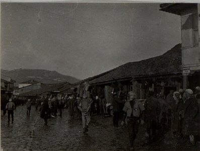 Strassenscenen in Mitrovica. Aufgenommen im Jänner 1916. (BildID 15454552)
