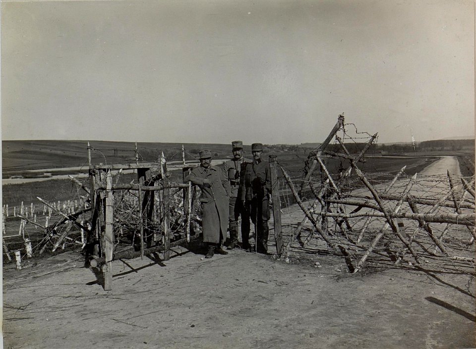 Strassensperre gegen den Südausgang von Podluze, die Sperrforts von Dubno im Hintergrund. Das Tor wurde von Offiziers-Stellvertreter Weinguni von der Regimentspionierabteilung V des 84.Infanterieregim (BildID 15442412)