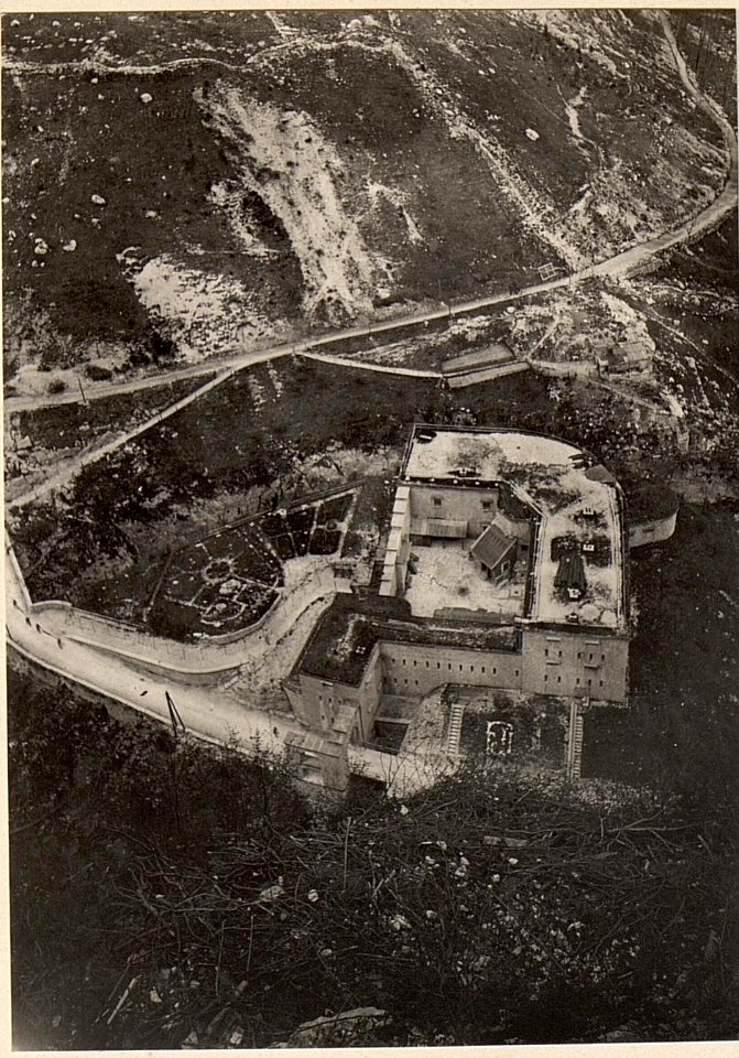 Strassensperre Flitsch vom Wege auf Fort Hermann.Aufgenommen am 2.5.1916. (BildID 15475230)