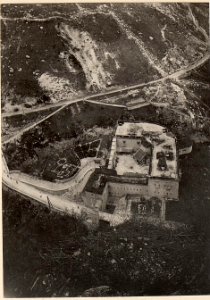 Strassensperre Flitsch vom Wege auf Fort Hermann.Aufgenommen am 2.5.1916. (BildID 15475230)
