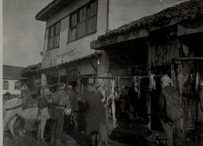 Strassenscenen in Mitrovica. Aufgenommen im Jänner 1916. (BildID 15454531)