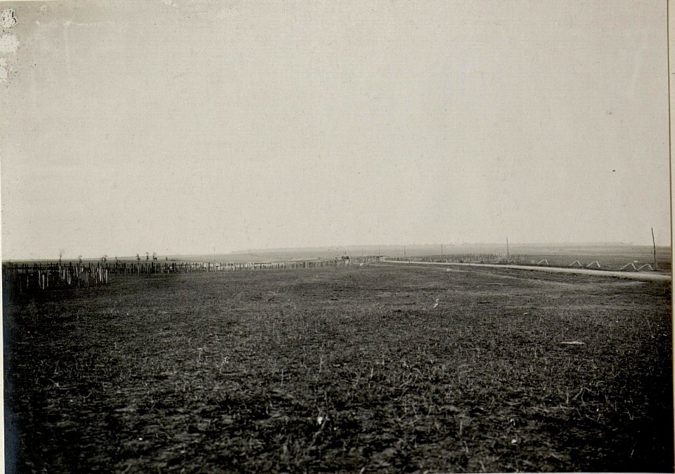 Strassensperre an der Luck-Dubnoer Strasse. Aufgenommen am 24. November 1915. (BildID 15540881)