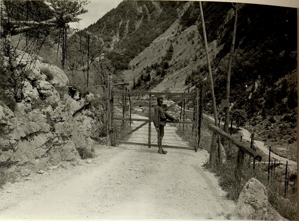 Strassensperre KERSCHOWEC gegen FLITSCH. Aufgenommen am 4. Juli 1916. (BildID 15478920)