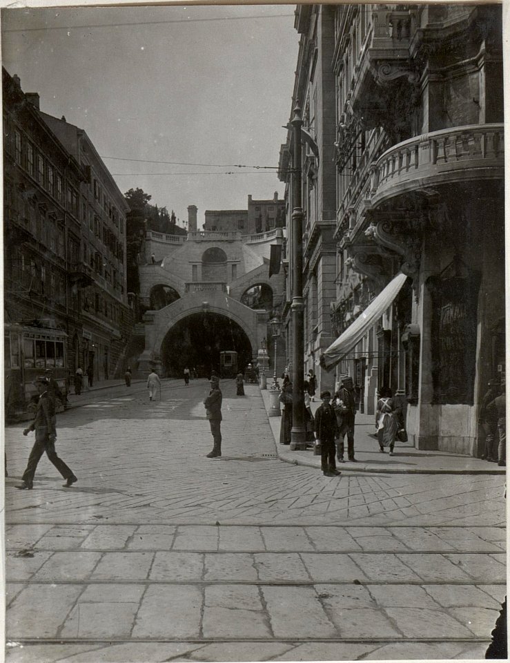 Strassentunnel am Piazza de Legna, Triest (BildID 15606264)