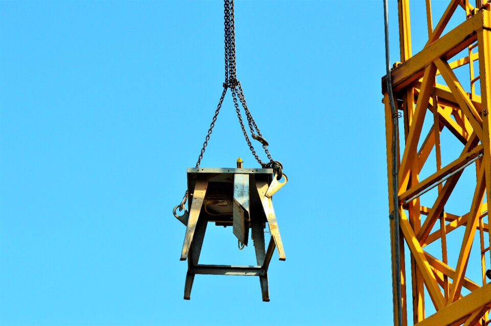 Crane arm lift loads circular saw