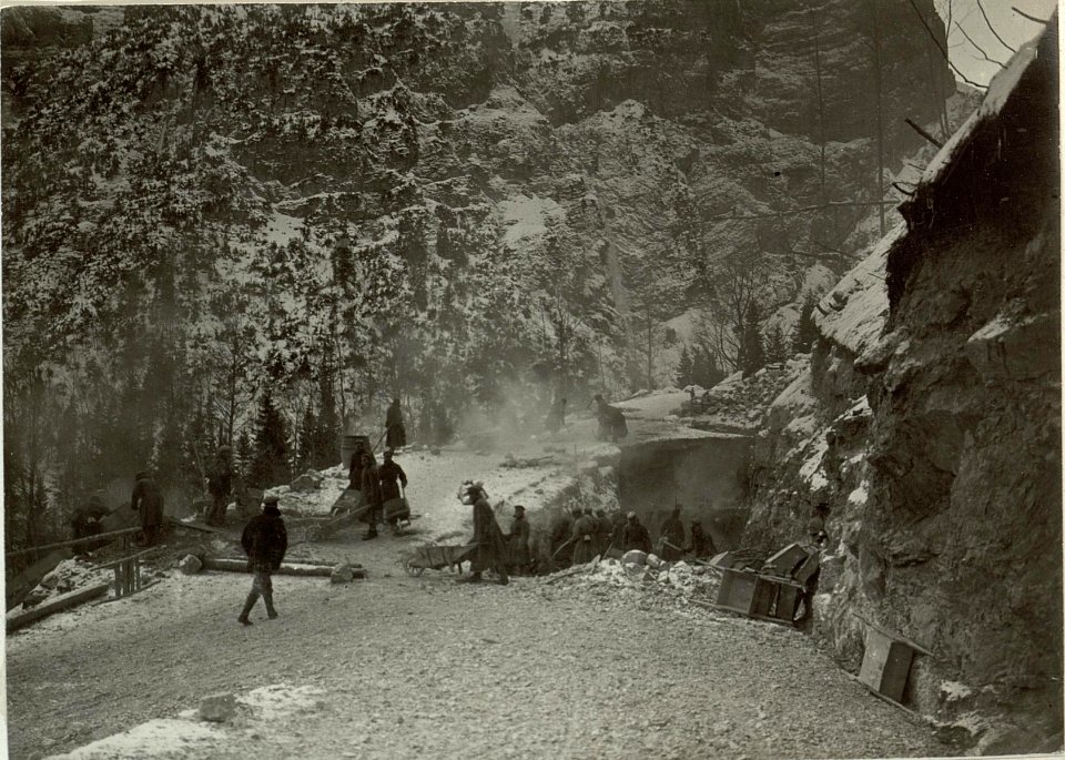 Straßenumlegung vor Beginn der Steigung.(Serpentine Nr..1.) Zur Rimlhütte. (BildID 15464397)