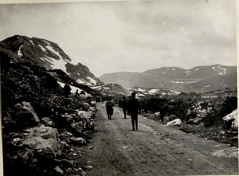 Straßenverkehr während der Gefechte an der Straße zum Kempelrücken. (BildID 15627312)