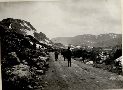 Straßenverkehr während der Gefechte an der Straße zum Kempelrücken. (BildID 15627312)