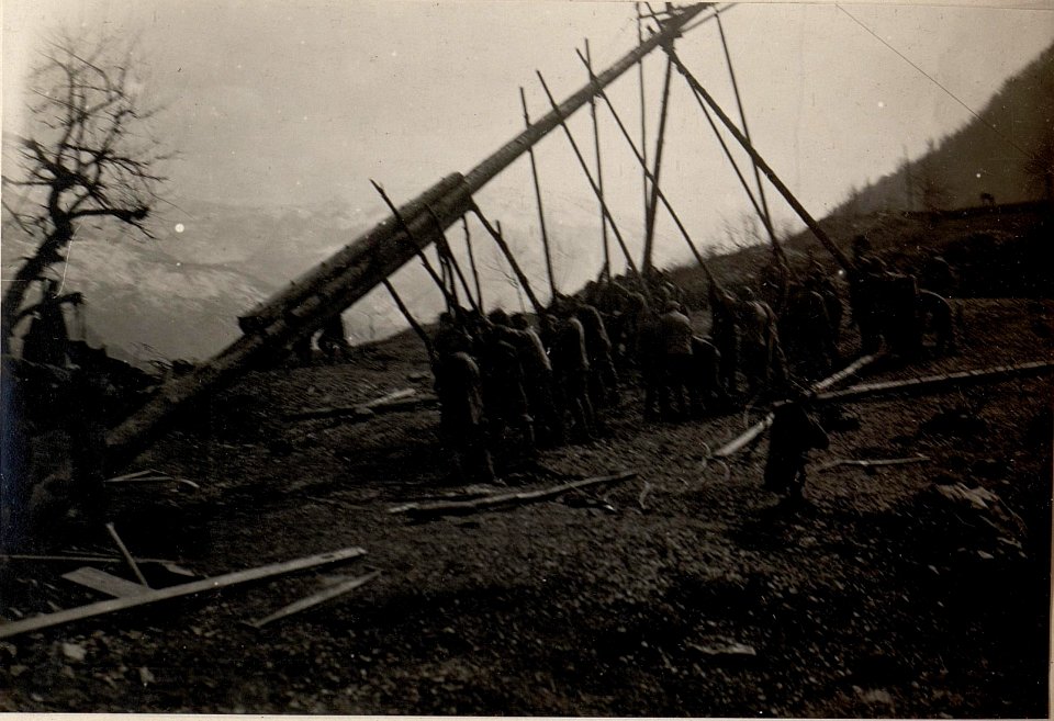 Straße nach Arsie. Aufrichten eines Strommasten. (BildID 15640964)