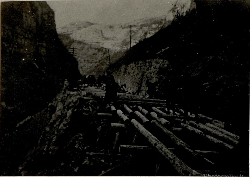 Straße von Primolano gegen Cismon im Brentatal. Bau einer Notbrücke über ein gesprengtes Straßenstück (BildID 15635339)