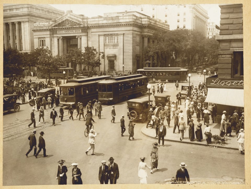 Street corner at 15th and G Streets, N.W., Washington, D.C.) - Underwood & Underwood LCCN2010651169