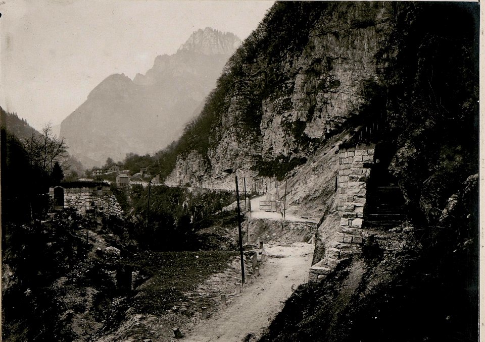 Straßensperre vor Moline di Sovramonte (BildID 15735747)