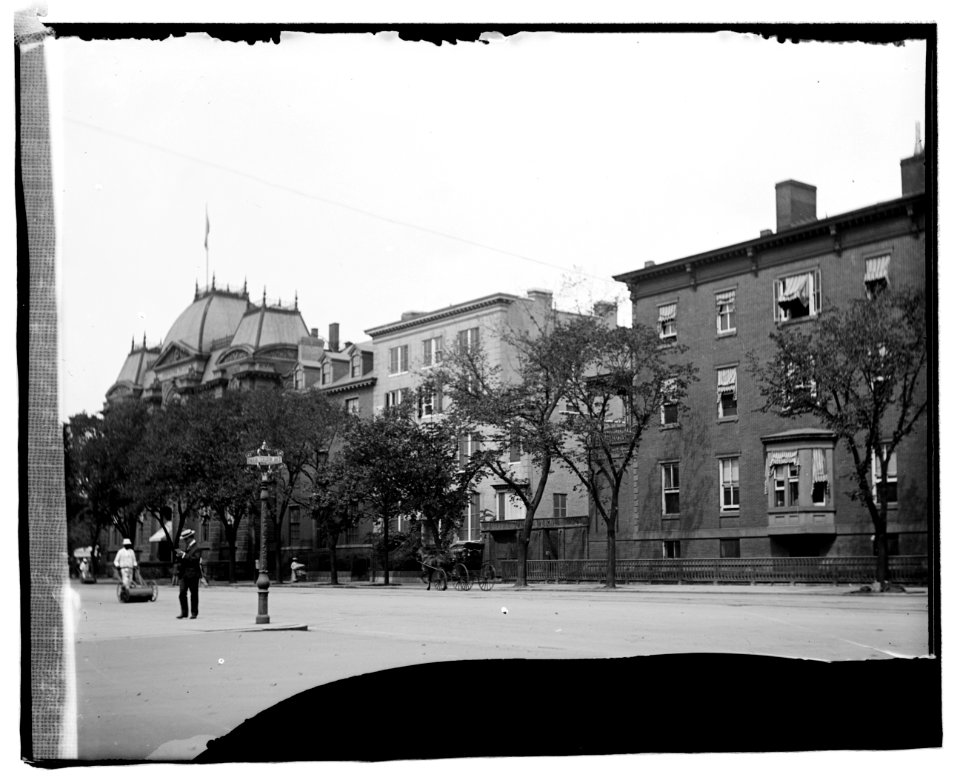 Street corner, Executive Ave. LCCN2016819498