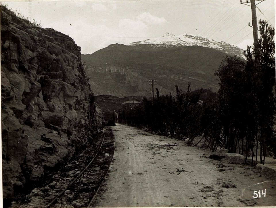 Straßensperre Nago, im Hintergrund Altissimo. (BildID 15581072)