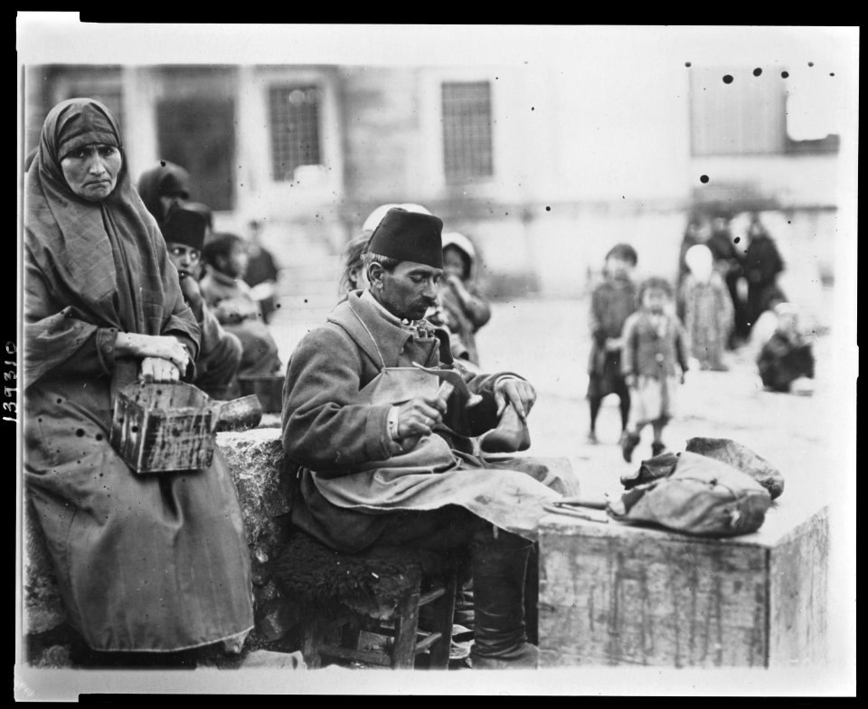 Street cobbler, Constantinople, Turkey LCCN2010650579