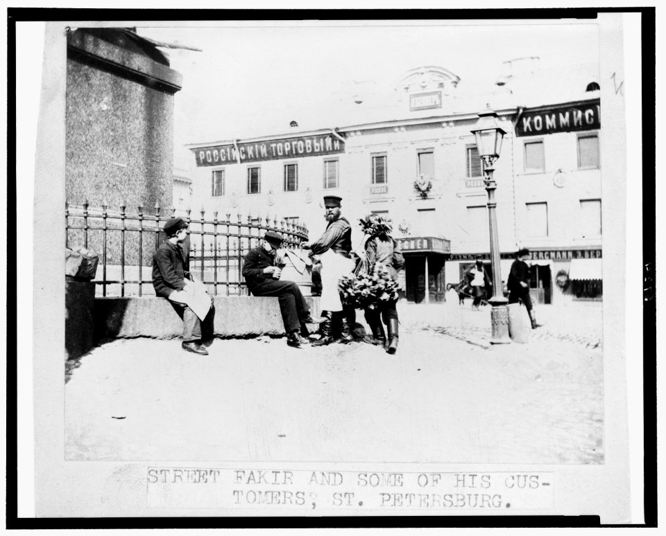 Street fakir and some of his customers, St. Petersburg, Russia LCCN2004665472
